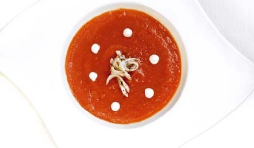Crema de tomate con calamares salteados y alioli de ajo