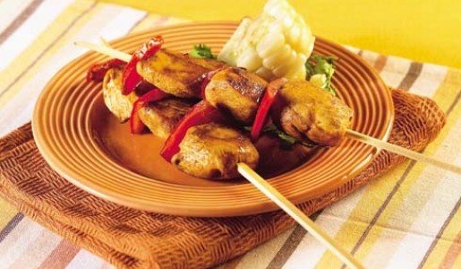 Anticuchos de pollo y pimiento al curry
