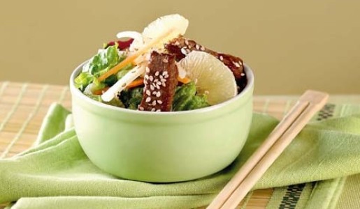 Ensalada thai de carne con verduras