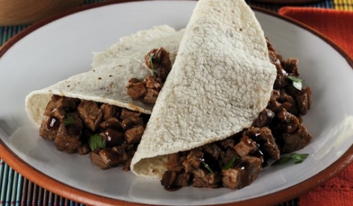 Tacos de carne asada con guacamole