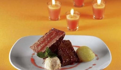 Turrón de quinua y kiwicha al chocolate con helados de tuna y choclo