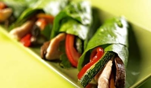 Paquetitos de lechuga con pollo y vegetales salteados