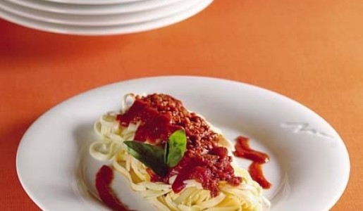 Pasta larga con ragú a la boloñesa