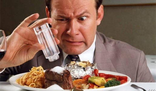 ¿Qué cantidad de sal se debe comer al día?