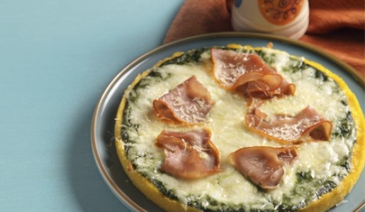 Pizza de polenta en salsa verde