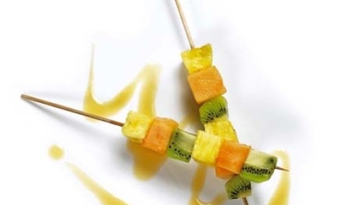 Brocheta de piña, melón y kiwi con salsa de toronja rosada