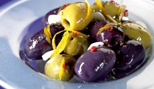 Aceitunas marinadas con vinagreta tibia