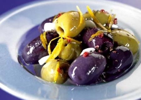 Aceitunas marinadas con vinagreta tibia