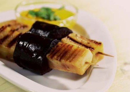 Anticuchos de morcilla y manzana