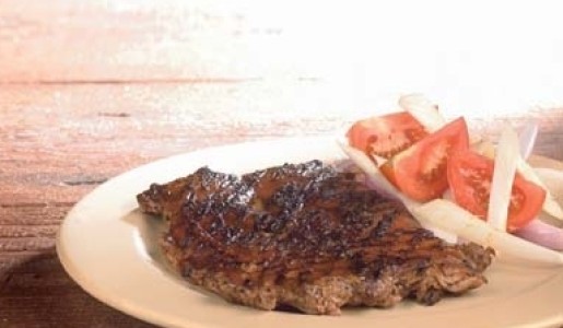 Cuy a la mostaza y estragón con ensalada crocante de hinojo y tomate