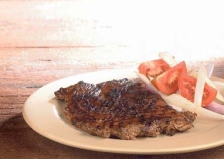 Cuy a la mostaza y estragón con ensalada crocante de hinojo y tomate