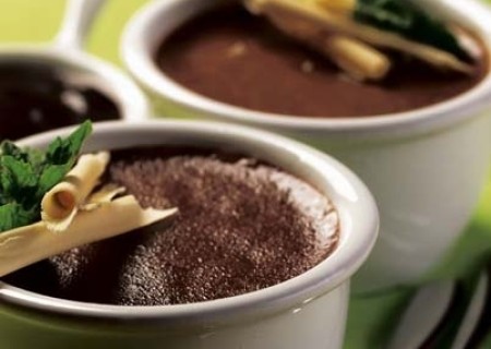 Soufflé con salsa de chocolate bitter