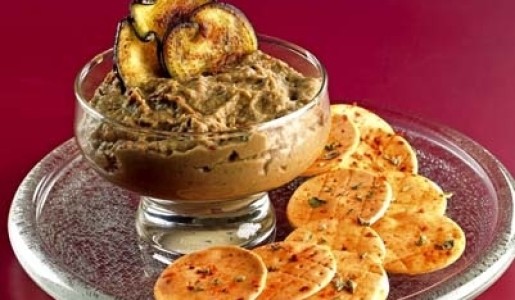 Dip de berenjenas con galletas especiadas