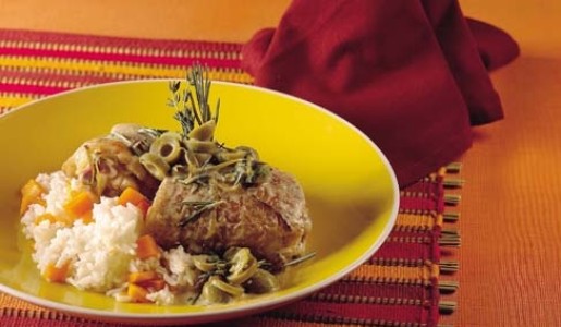 Pollo en salsa de aceitunas, yogur y hierbas aromáticas