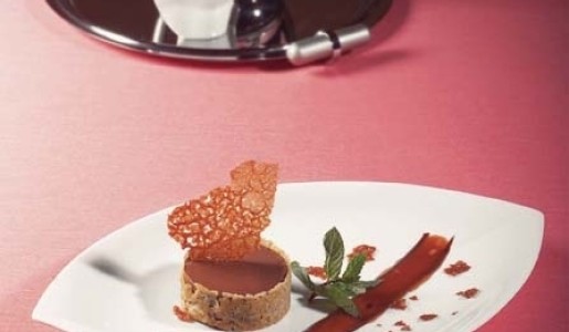 Semifreddo de chocolate y avellanas con croustillant de naranja