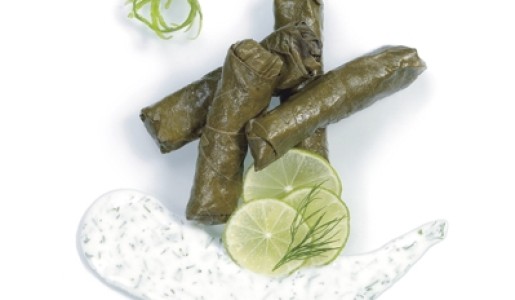 Hojas de parra con salsa de ajo