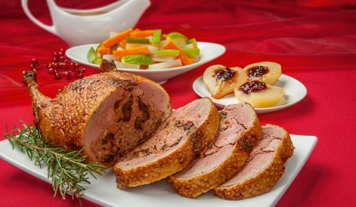 Pato relleno con guindones al coñac, peras Papa Noel y verduras glaseadas
