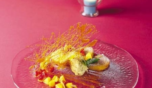 Pastelillos de yuca con dulce de membrillo y helado de praliné