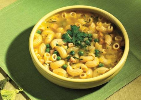 Puchero de coditos, alverjas y tocino