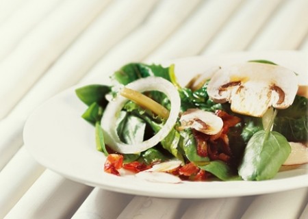 Ensalada de hojas verdes y aliño de naranja