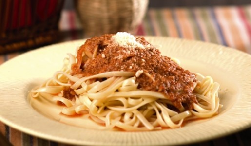 Tallarines con salsa roja