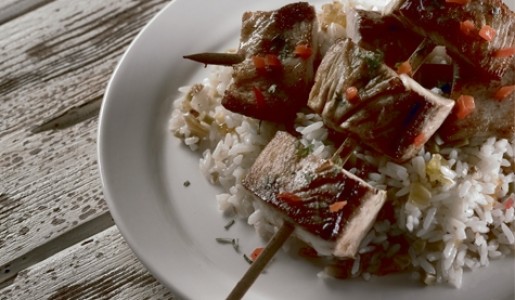 Brochetas de pescado y arroz con nueces