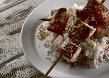 Brochetas de pescado y arroz con nueces
