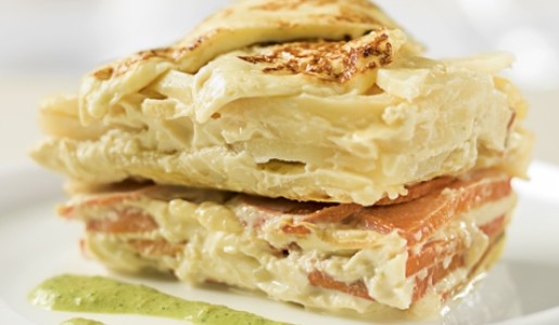 Pastel de tubérculos y queso dorado con salsa huacatay