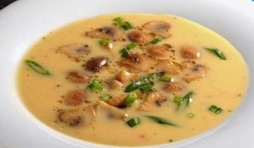 Crema de poro y choclo con champiñones fritos