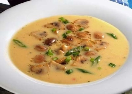 Crema de poro y choclo con champiñones fritos