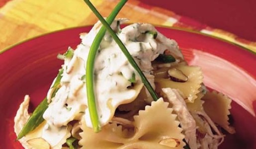 Ensalada de pasta, peras y pollo