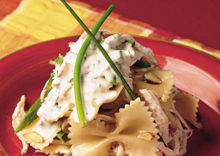 Ensalada de pasta, peras y pollo
