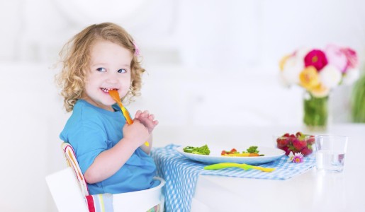 Cómo hacer que mi hijo coma solo