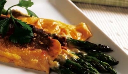 Espárragos gratinados en salsa mornay