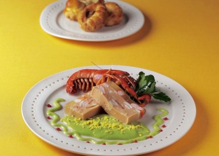 Áspic de camarones con salsa de palta