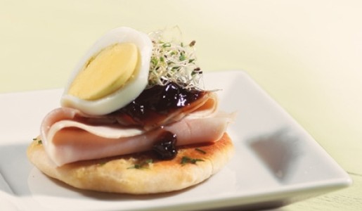 Montaditos de pavo y sauco