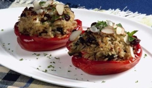 Pimientos rellenos de arroz integral y guindones