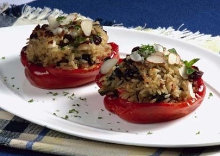 Pimientos rellenos de arroz integral y guindones