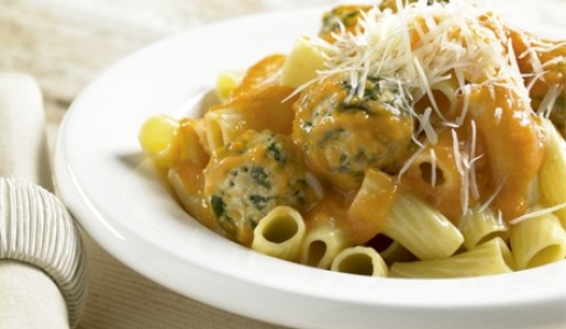 Albóndigas de acelga y soya con fideos