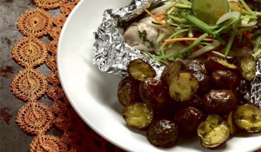 Papillote de chita con papas al limón