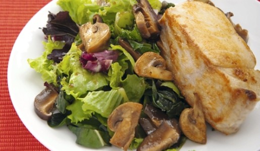 Pescado asiático con ensalada de champiñones