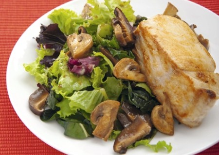 Pescado asiático con ensalada de champiñones