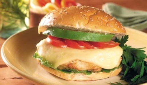 Sándwich de pollo y queso derretido