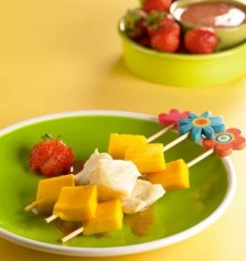 Brochetitas de mango y guanbana con coulis de fresas