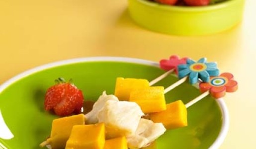 Brochetitas de mango y guanábana con coulis de fresas