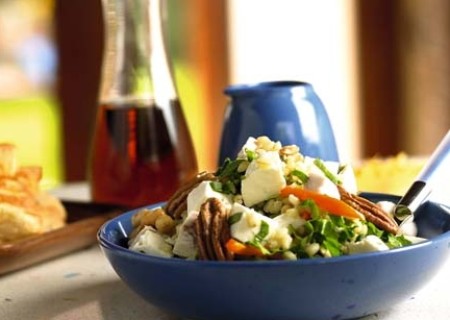 Ensalada crocante con pollo y trigo