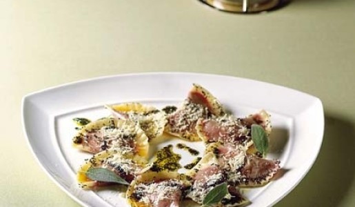 Ravioles de beterraga y ricota, y su mantequilla a la amapola