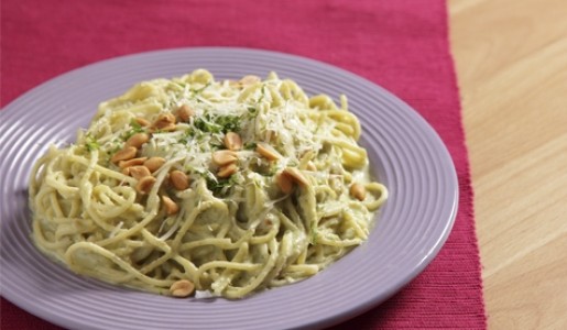 Espaguetis en crema de maní