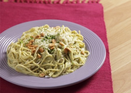 Espaguetis en crema de maní