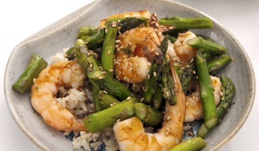 Langostinos y espárragos al ajonjolí